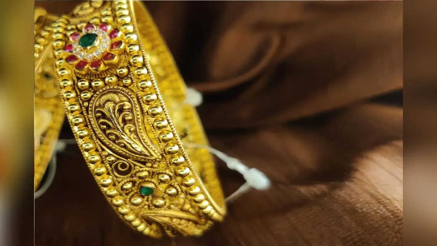 खरमास शुरू होने से पहले सस्ता हो गया सोना, 350 रुपये टूटी चांदी