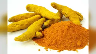 Haldi Ke Chamatkari Upay: चुटकी भर हल्दी से करें ये उपाय, रातों-रात बदल जाएगी आपकी किस्मत