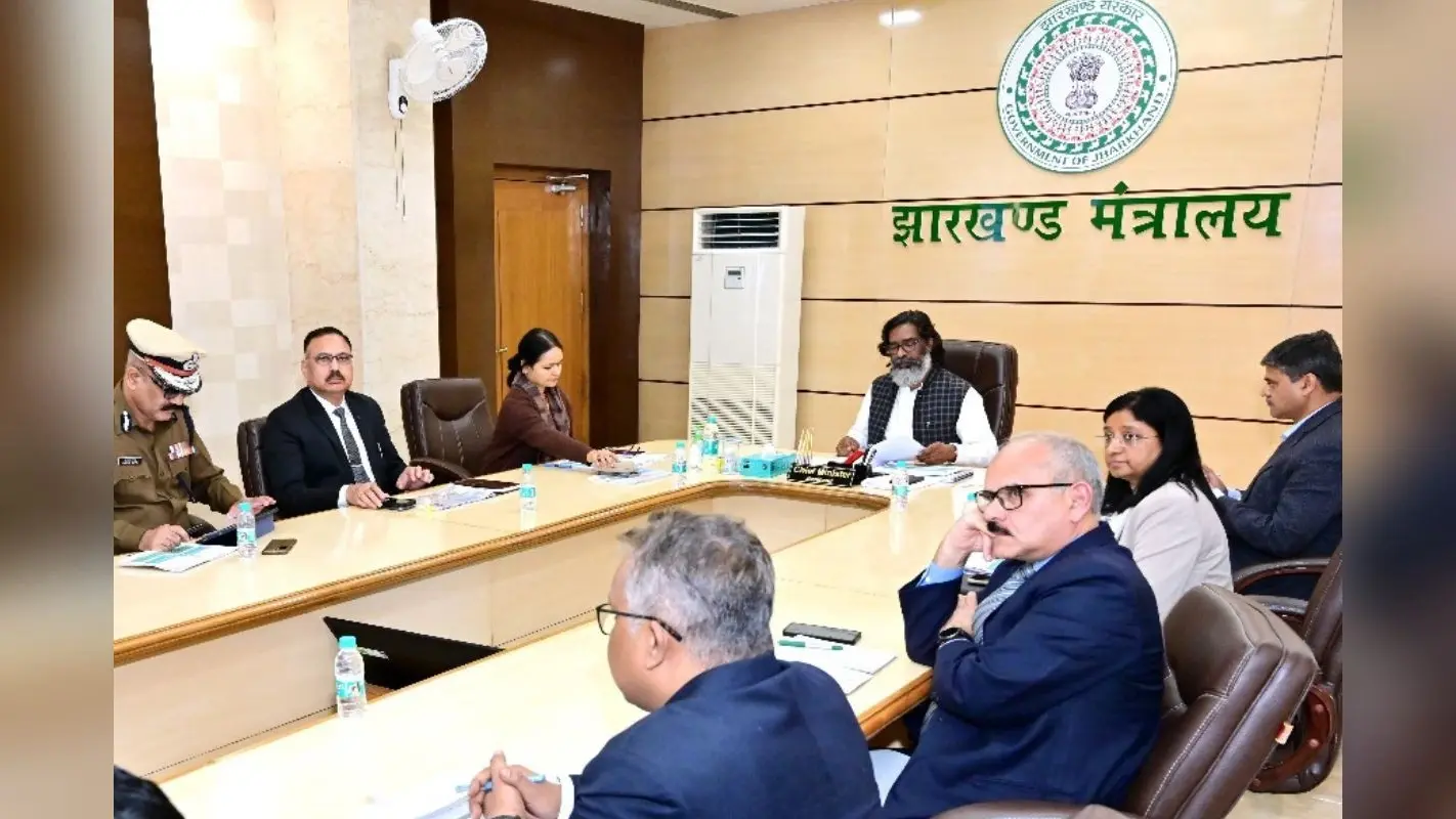 एक्शन में सीएम हेमंत सोरेन, अवैध खनन और साइबर क्राइम पर रोक के लिए आला अफसरों को दिए ये निर्देश