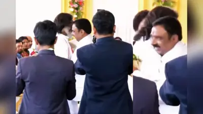 झारखंड कैबिनेट शपथ ग्रहण समारोह की झलकियां : हेमंत सोरेन से कौन गले मिला, किसको मिला गुलदस्ता