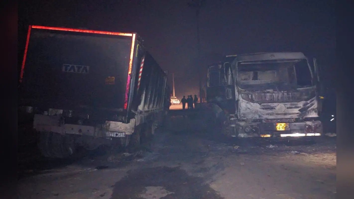 खलारी में ‘नक्सलियों’ का तांडव, 3 हाइवा को फूंका, कोयला और फ्लाई ऐश की ढुलाई ठप