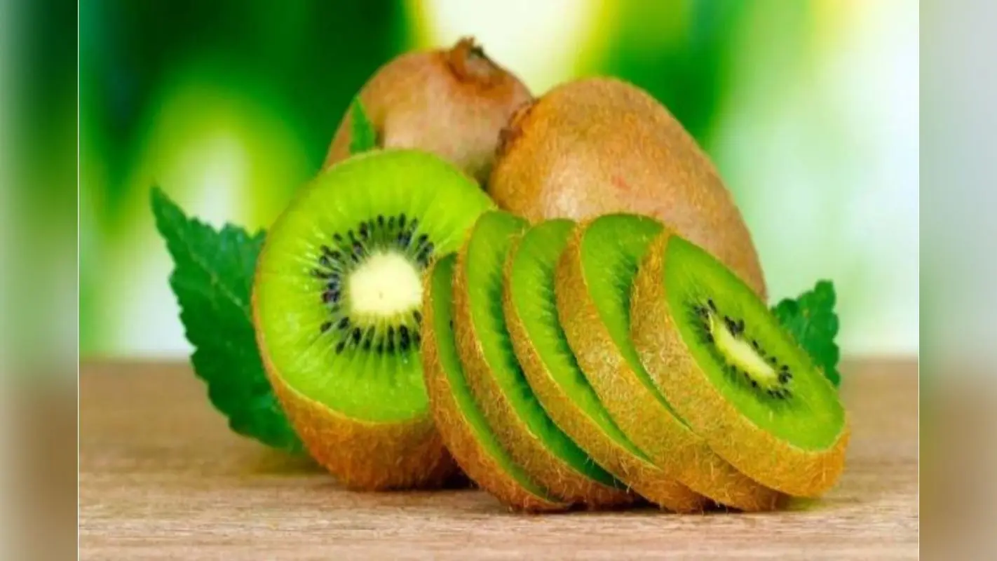 Kiwi Benefits In Summer: गर्मी के मौसम के लिए वरदान से कम नहीं यह अनोखा फल,जानें इसके 6 फायदे