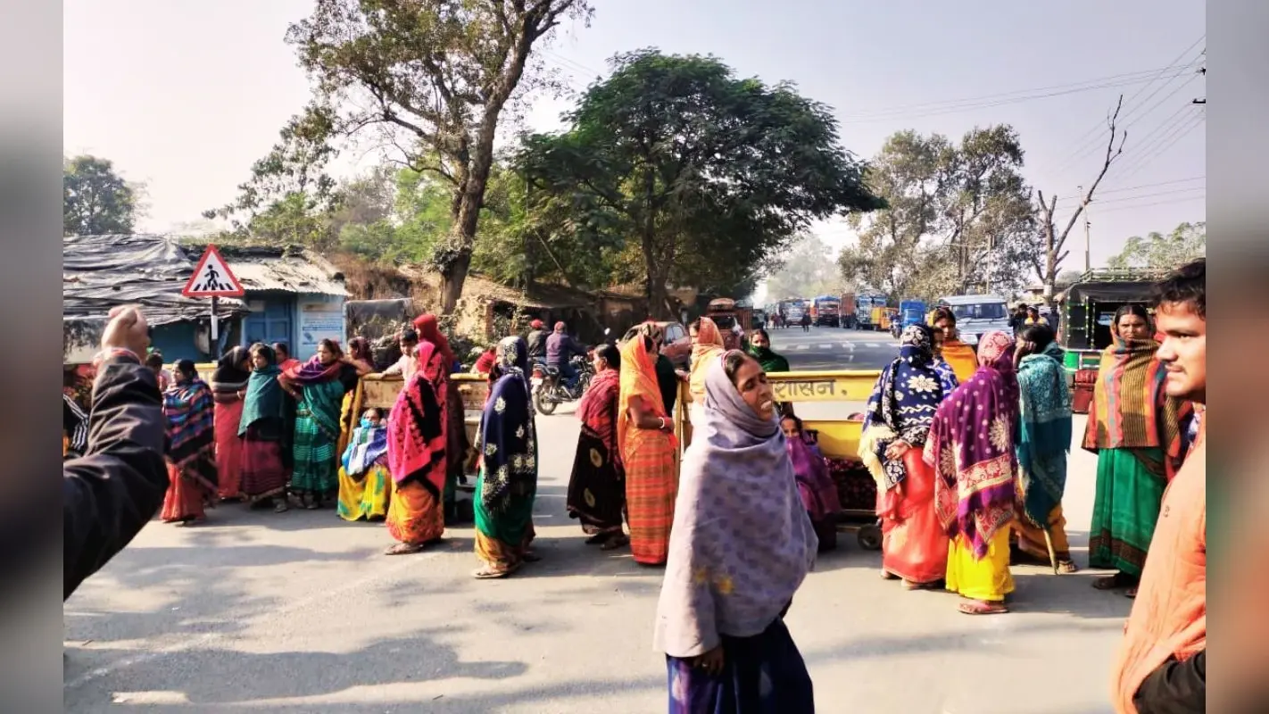 Koderma-Jamua Road Jam: युवक को बेरहमी से पीटने के विरोध में कोडरमा-जमुआ मेन रोड जाम
