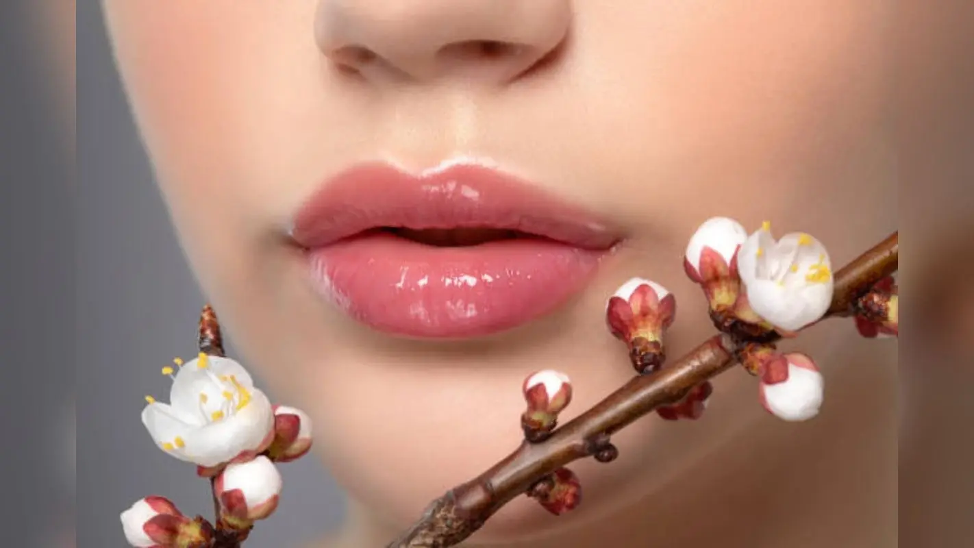 Lipcare Tips: अब सर्दियों में नहीं फटेंगे होंठ, घर बैठे बनाएं इन फलों से नेचुरल लिप बाम