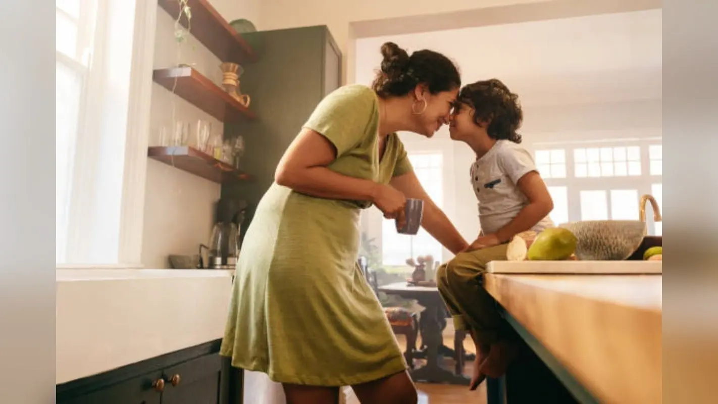 Mother Child Bond: हर बेटे को सीखनी चाहिए मां से ये गुण, जीवन में कभी नहीं मिलेगी निराशा