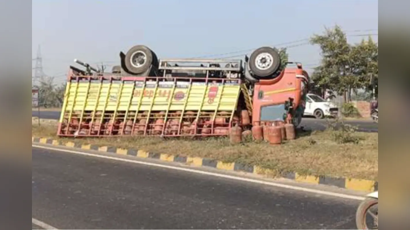 Muzaffarpur News: फोरलेन पर गैस सिलेंडर से भरा ट्रक पलटा, बड़ा हादसा होने से टला