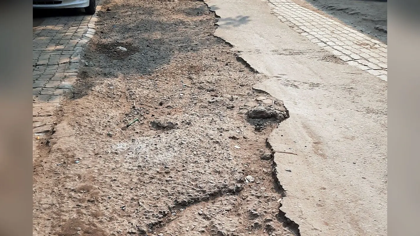 मुजफ्फरपुर की जर्जर सड़कों से वाहनों का सफर बना खतरनाक, हादसों की बढ़ रही आशंका