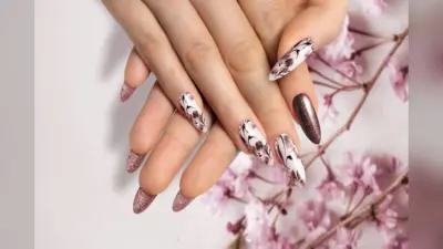 Nail Art Designs: क्रिसमस पार्टी पर ट्राई करें ये नेल आर्ट डिजाइन, लुक को बनाएगा अट्रैक्टिव