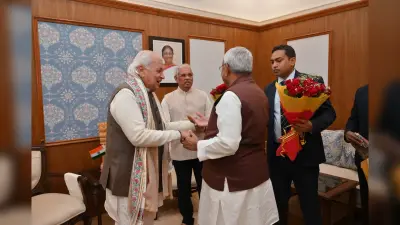 राज्यपाल से मिलने राज भवन पहुंचे नीतीश कुमार, बुधवार को आरिफ मोहम्मद खान लेंगे पद की शपथ