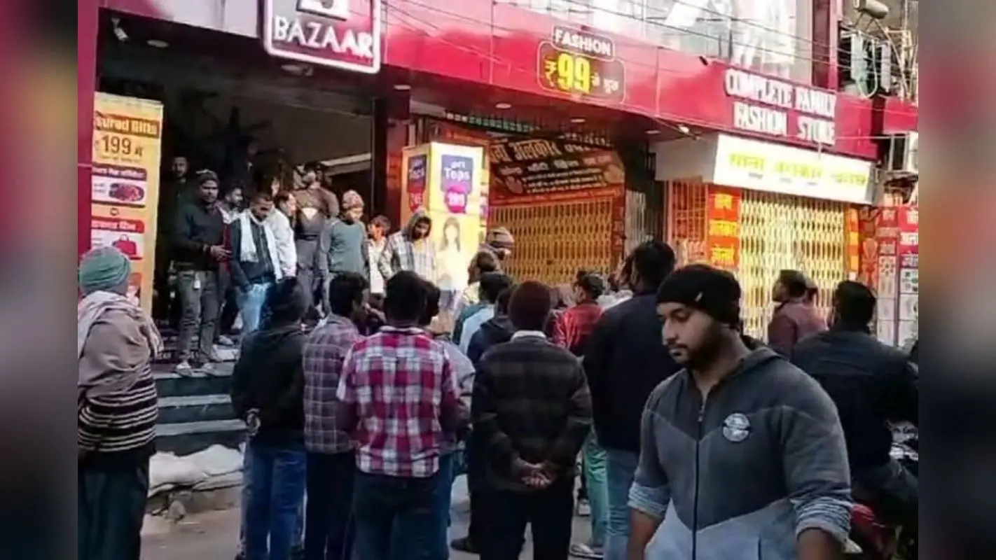 Palamu News: अतिक्रमण हटाने के विरोध में व्यवसायियों ने बंद कराया मेदिनीनगर बाजार
