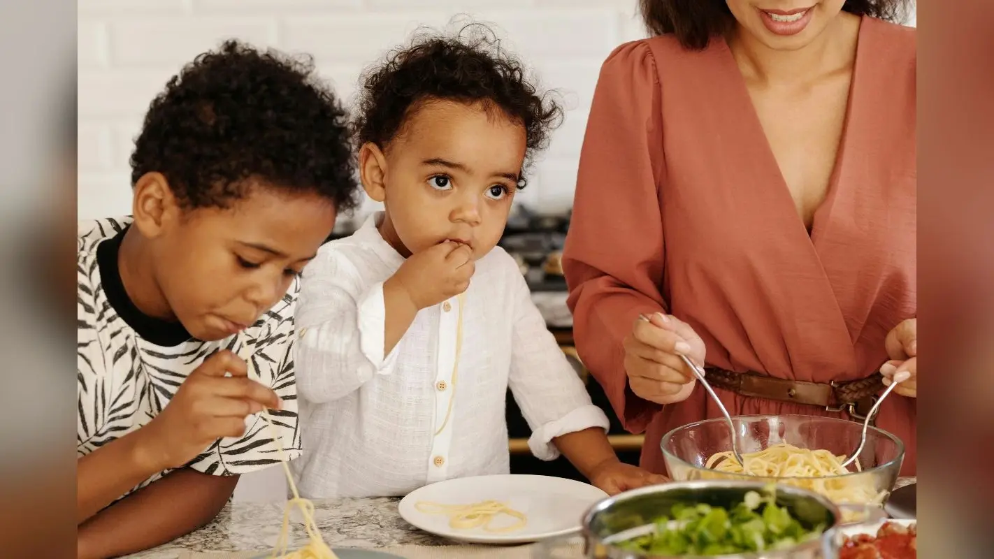 Parenting Tips: अनहेल्दी खाकर बार-बार बीमार पड़ रहे बच्चे? इस तरह डालें हेल्दी खाने की आदत