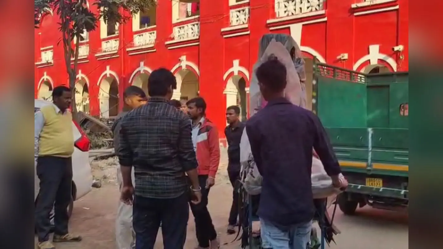 Bihar News: जंग के मैदान में बदल गया पटना स्टेशन गोलंबर, दो गुटों में जमकर हुई मारपीट, एक घायल