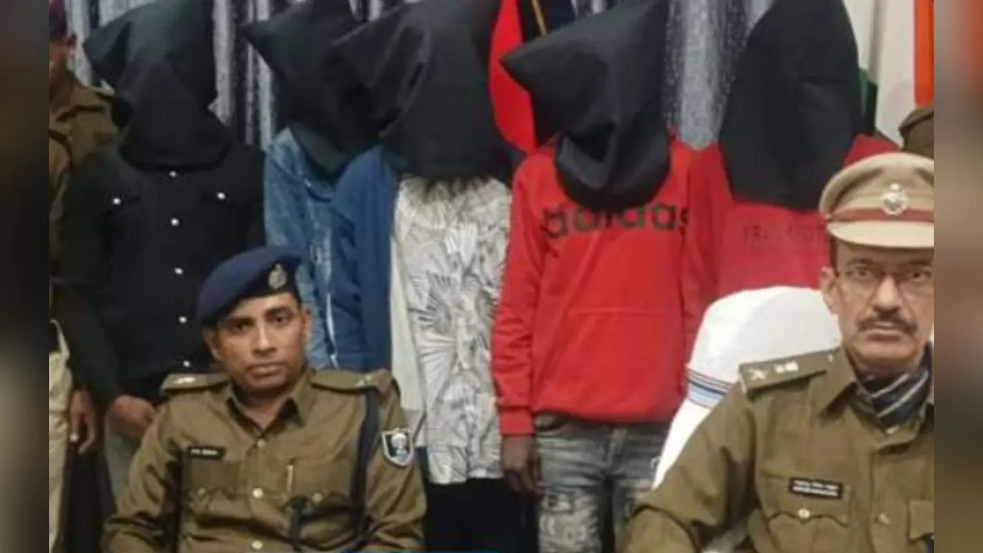 Patna News: पटना जंक्शन पर बिहार पुलिस और सेना की वर्दी के साथ 5 गिरफ्तार, पूछताछ में हुआ बड़ा खुलासा