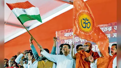 शुभेंदु अधिकारी ने बंगाल से बांग्लादेश को निर्यात पूरी तरह से निलंबित करने की दी धमकी पेट्रापोल. राज्य विधानसभा में विपक्ष के नेता शुभेंदु अधिकारी ने सोमवार को बांग्लादेश में मुहम्मद यूनुस के नेतृत्व वाली अंतरिम सरकार को धमकी दी कि यदि पड़ोसी देश अल्पसंख्यक हिंदुओं और उनके संस्थानों पर लगातार जारी हमलों को रोकने में विफल रहा तो राज्य से सड़क मार्ग के जरिये बांग्लादेश को किये जाने वाले ‘निर्यात’ पर अनिश्चितकालीन प्रतिबंध लगा दिया जायेगा. उत्तर 24 परगना जिले में पेट्रापोल अंतरराष्ट्रीय भूमि सीमा पर भिक्षुओं के एक अराजनीतिक संगठन, अखिल भारतीय संत समिति द्वारा आयोजित एक विरोध बैठक में श्री अधिकारी ने घोषणा की कि ‘बांग्लादेश के लिए व्यापार प्रतिबंधों को चरणबद्ध तरीके से कड़ा किया जायेगा, जिससे भारत से बांग्लादेश में आवश्यक वस्तुओं की आपूर्ति की व्यवस्था चरमरा जायेगी. पड़ोसी देश में भारतीयों और अल्पसंख्यक हिंदुओं के कथित उत्पीड़न के विरोध में पेट्रापोल सीमा पर वस्तुओं का व्यापार सोमवार सुबह छह बजे से 24 घंटे के लिए निलंबित रहा. अधिकारी ने कहा: व्यापार पर 24 घंटे का निलंबन सिर्फ इस बात का एक ट्रेलर (बानगी) है कि आगे क्या होने वाला है. उन्होंने कहा: अगर अगले हफ्ते तक हिंदुओं और उनके धार्मिक प्रतिष्ठानों पर हमले नहीं रुके तो हम पांच दिन का व्यापार प्रतिबंध लगा देंगे. अगले साल की शुरुआत के बाद हम अनिश्चितकाल के लिए व्यापार बंद कर देंगे, हम देखेंगे कि वहां के लोग हमारे आलू और प्याज के बिना कैसे रहते हैं.