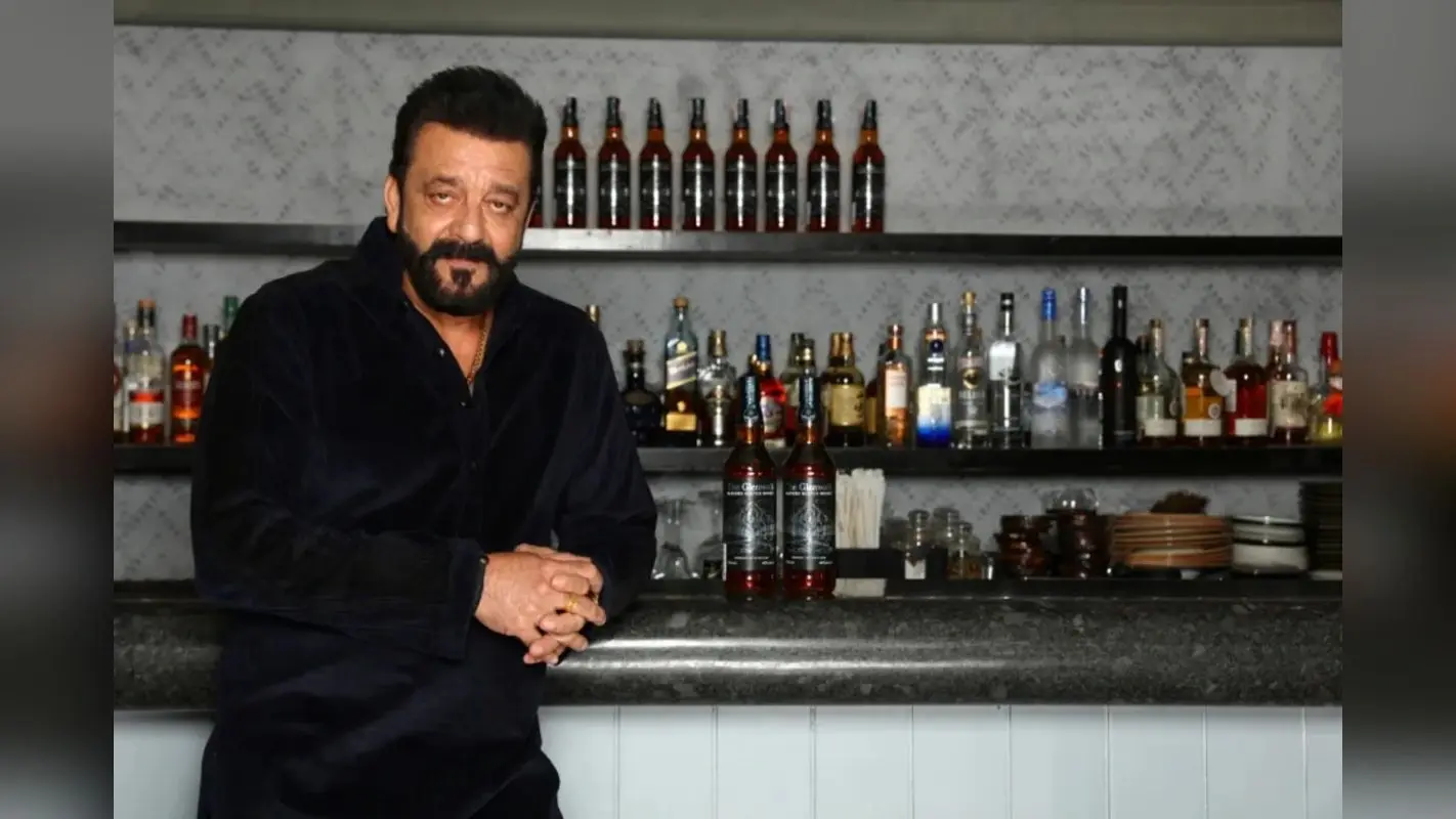 Sanjay Dutt Scotch Whiskey: एल्कोहल बेचकर मोटी कमाई कर रहे संजय दत्त, जानें भारत में कितनी है Glennwalk की कीमत