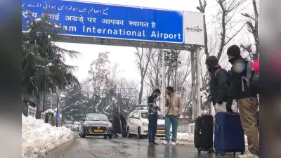 जम्मू-कश्मीर में भारी बर्फबारी, हवाई, रेल और सड़क यातायात बाधित, देखें तस्वीरें और Video