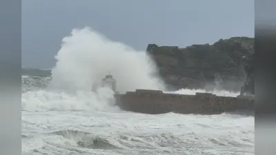Storm Darragh: चक्रवाती तूफान दर्राघ ने मचाई भारी तबाही, शहर ब्लैकआउट, ट्रेनें रद्द