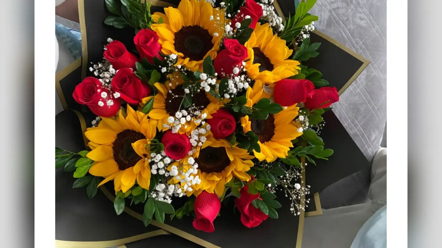 Tips For Gifting Flowers to Girlfriend: गर्लफ्रेंड के लिए ले जा रहे हैं फूल? जान लें ये जरूरी बातें
