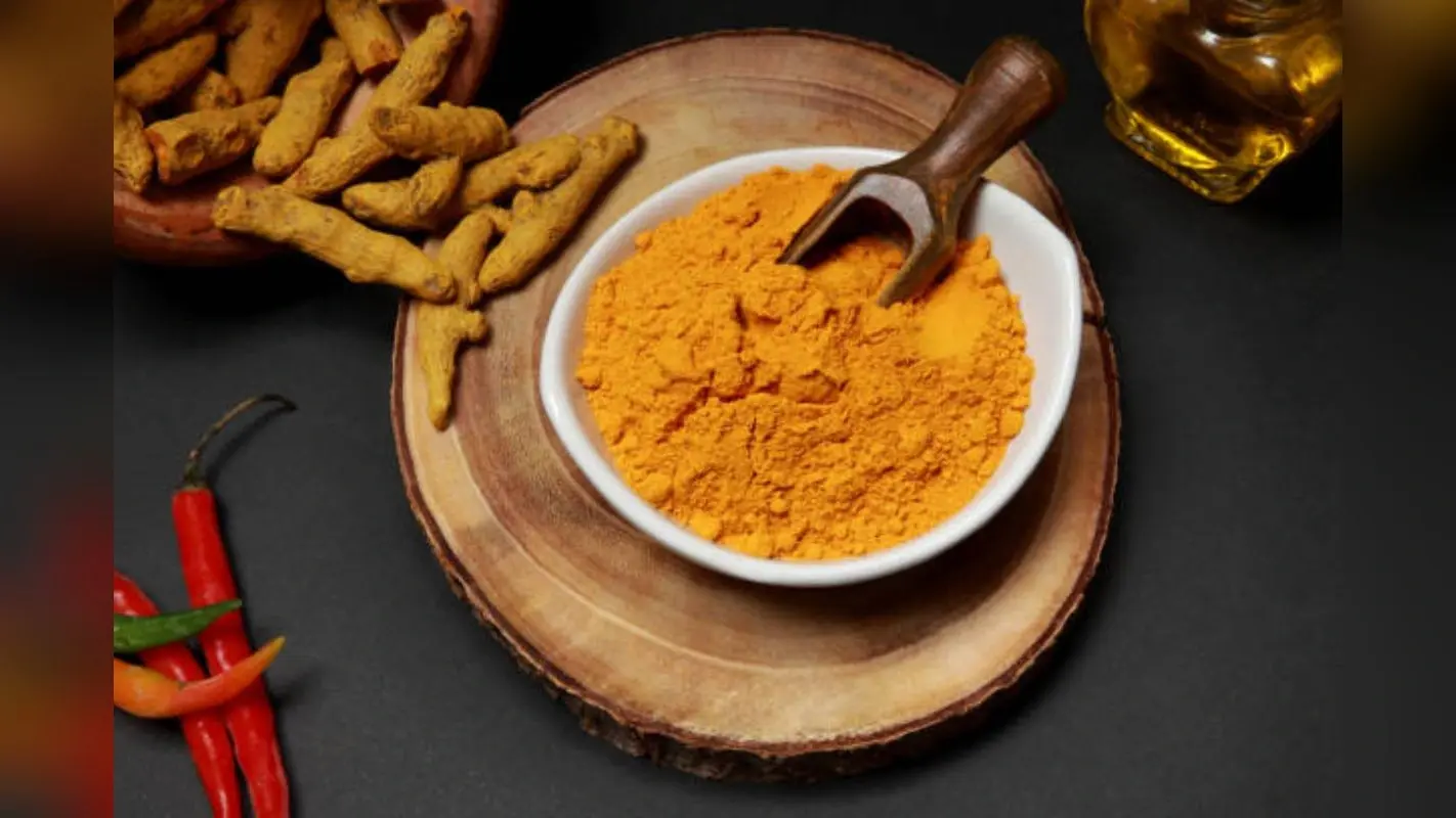 Skincare Tips: आपको क्यों नहाने के पानी में मिला देना चाहिए चुटकी भर हल्दी? जानें चौंकाने वाले फायदे