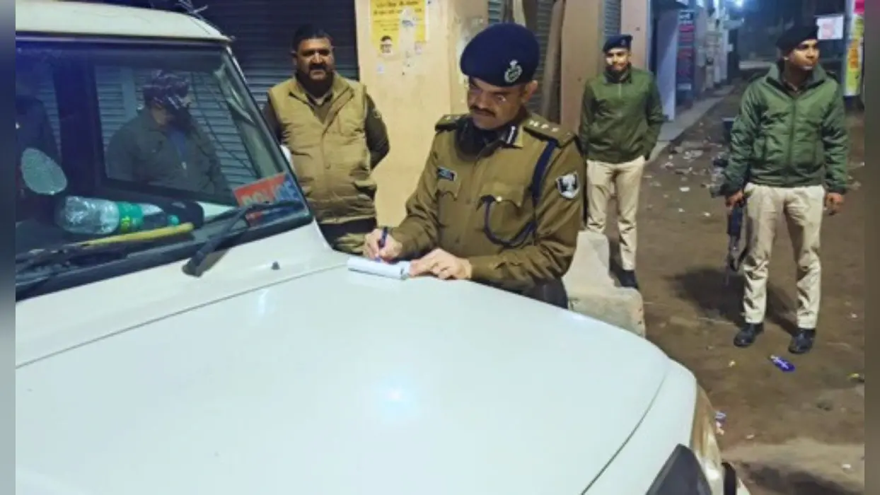 Bihar News: आधी रात को रौद्र रूप में दिखे वैशाली एसपी, दो पदाधिकारी समेत 7 सिपाहियों पर लिया एक्शन