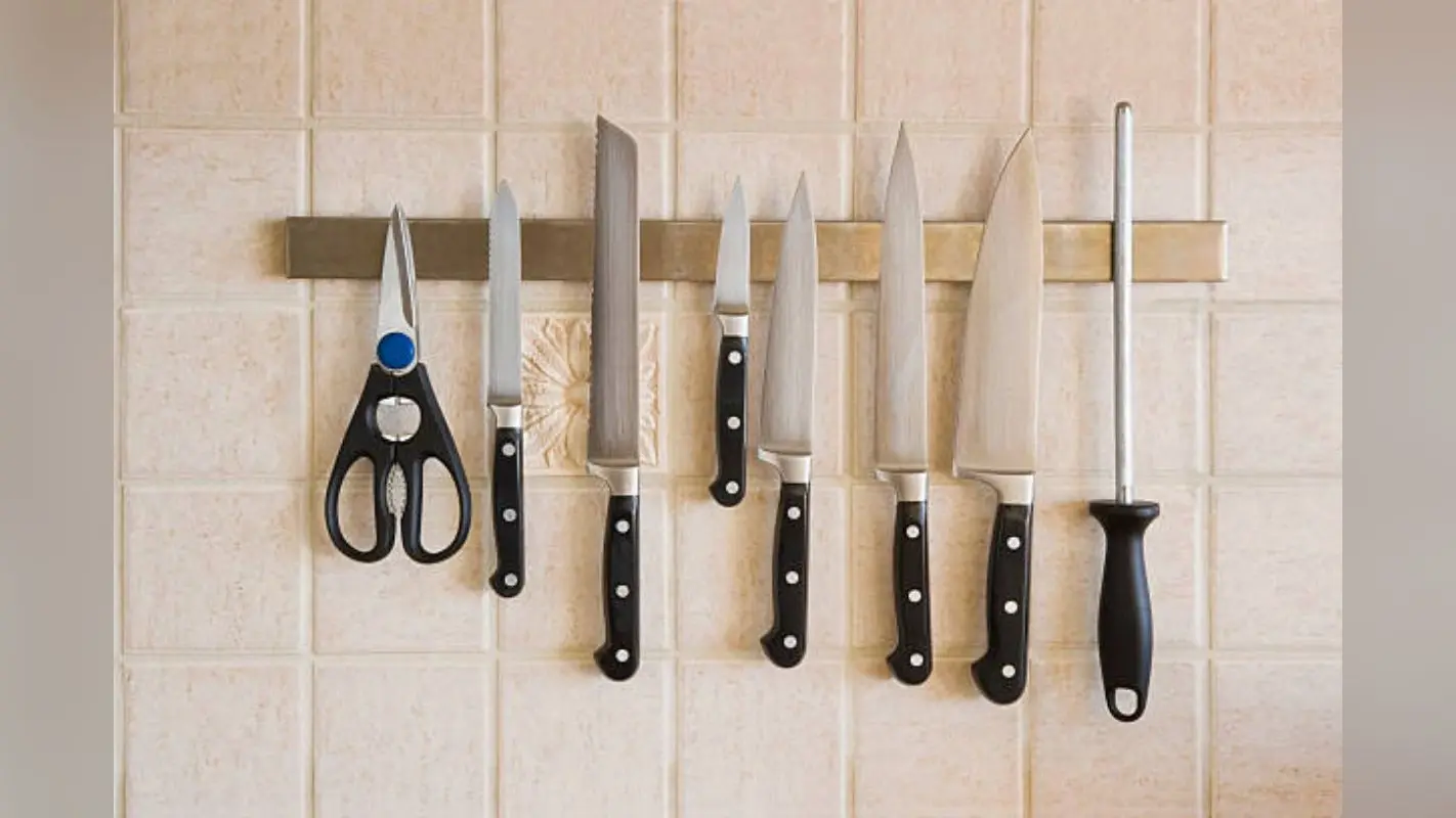 Vastu Tips For Kitchen : भूल-चूक से भी रसोईघर में उल्टी ना रखें इन चीजों को, नहीं तो भुगतनी पड़ेगी सजा
