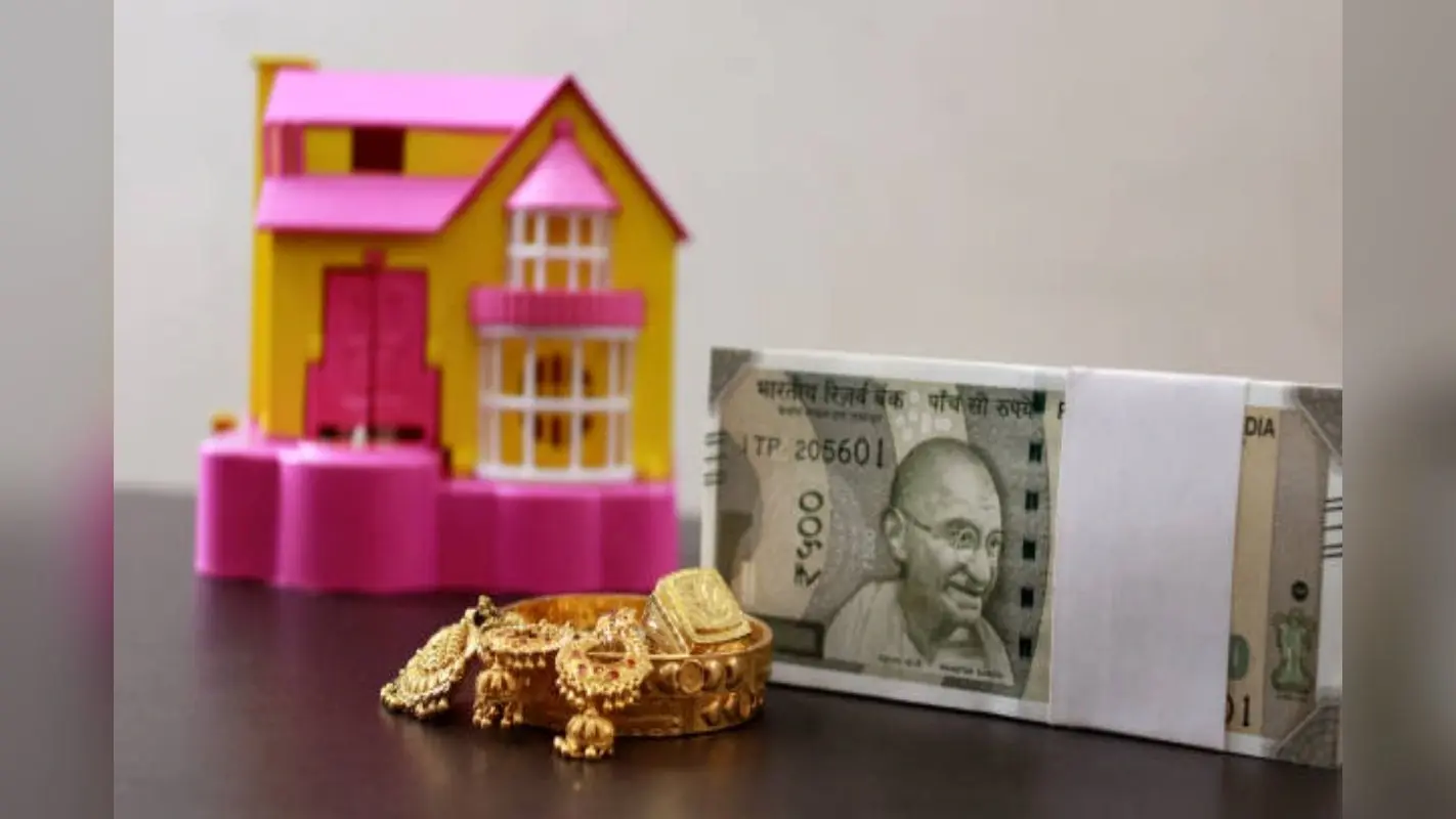 Vastu Tips: खुद चलकर आएगी मां लक्ष्मी, नये साल से पहले घर से बाहर निकालें ये चीजें