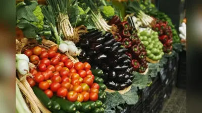 सब्जी और खाने-पीने की चीजों ने आम आदमी को पूरे साल किया परेशान, जानें कितनी कीमतें