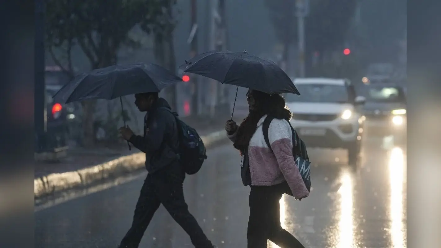 Weather Forecast : 4.5 डिग्री में ठिठुरे लोग, शीतलहर का कहर जारी, AQI खराब