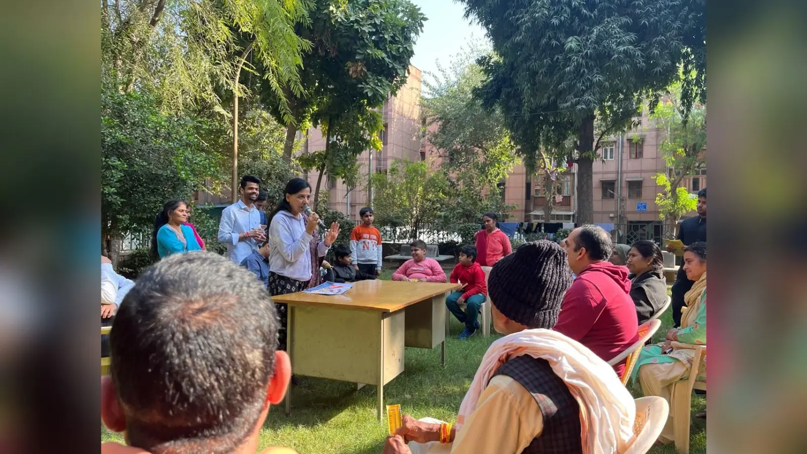 Delhi Election: कॉलोनियों में घूमकर लोगों से सुझाव मांग रही भाजपा और आप