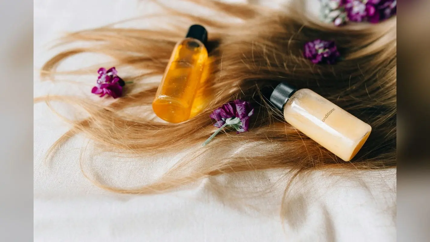 Hair Care Tips: देखते ही देखते हो जाएंगे गंजे, भूलकर भी बालों पर न करें इन ऑइल्स का इस्तेमाल