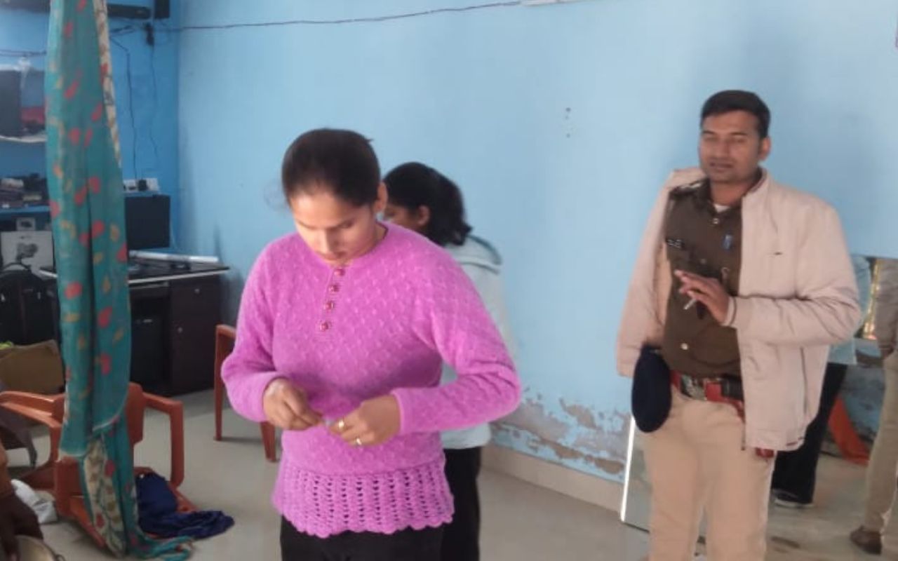 Bihar News: व्यूवर्स बढ़ाने के चक्कर में 12 लाख गंवा चुका था उपमुखिया, आत्महत्या की वजह पता लगाने में जुटी FSL की टीम