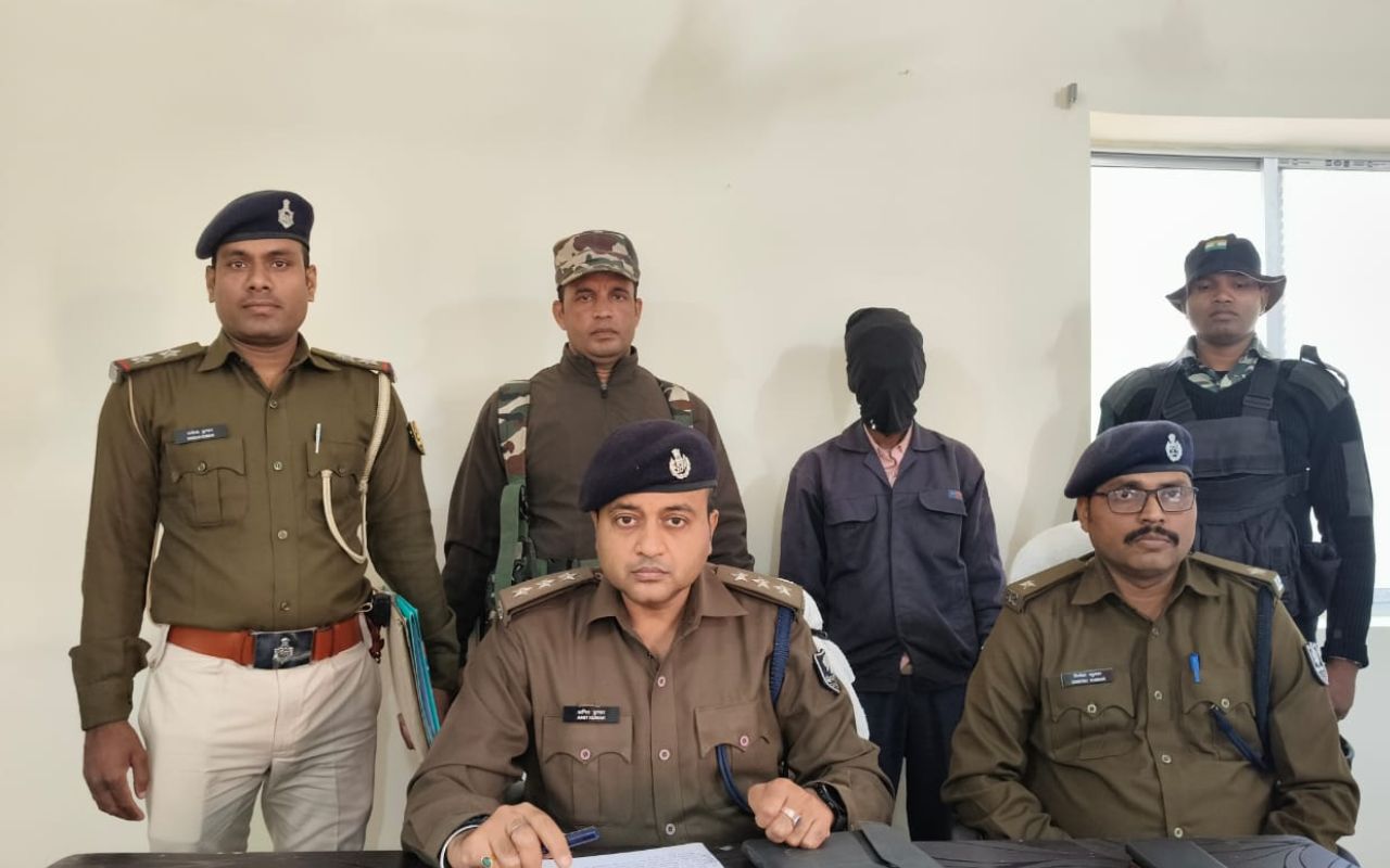Gaya News: पुलिस वाहन पर हमला करने वाला आरोपी गिरफ्तार, 15 वर्षों से फरार चल रहा था नक्सली बिंदु यादव