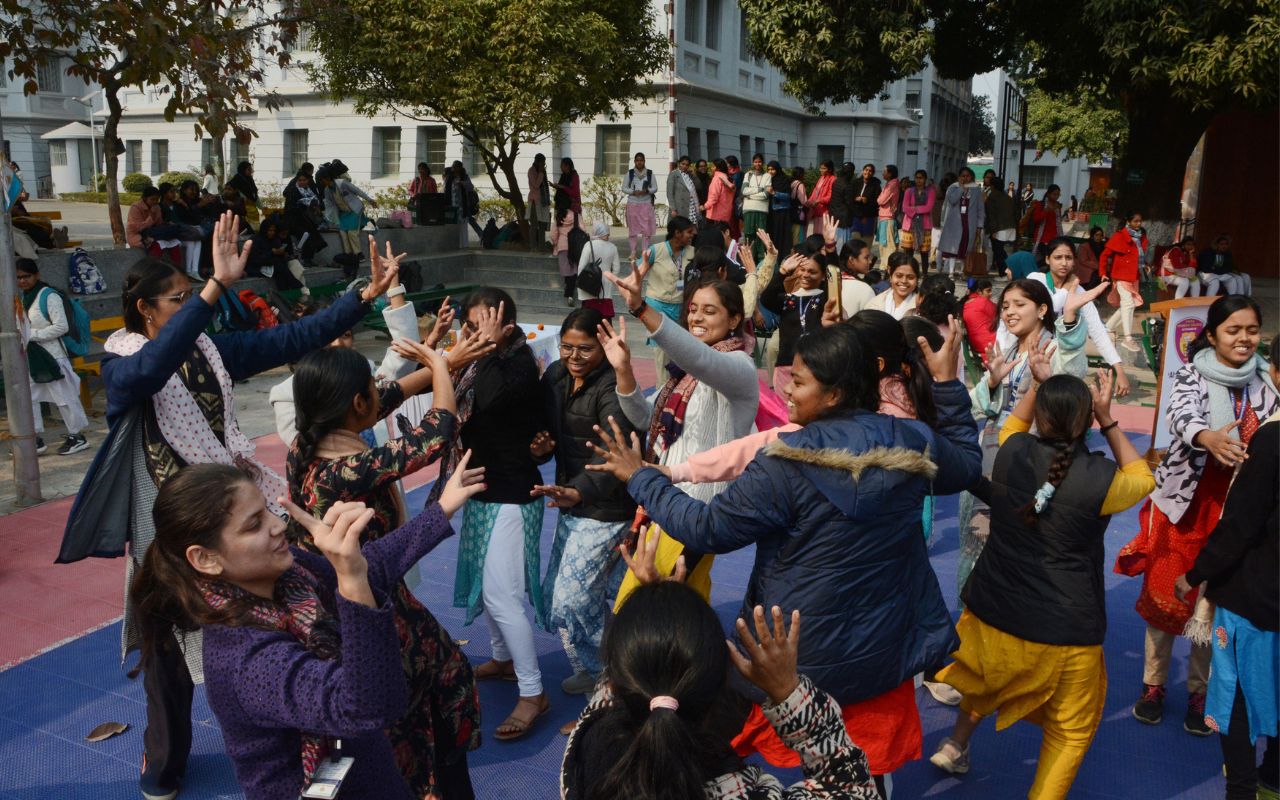 Makar Sankranti 2025: स्नान दान का पर्व मकर संक्रांति आज, जानें कब तक रहेगा पुण्यकाल, खत्म हो गया खरमास