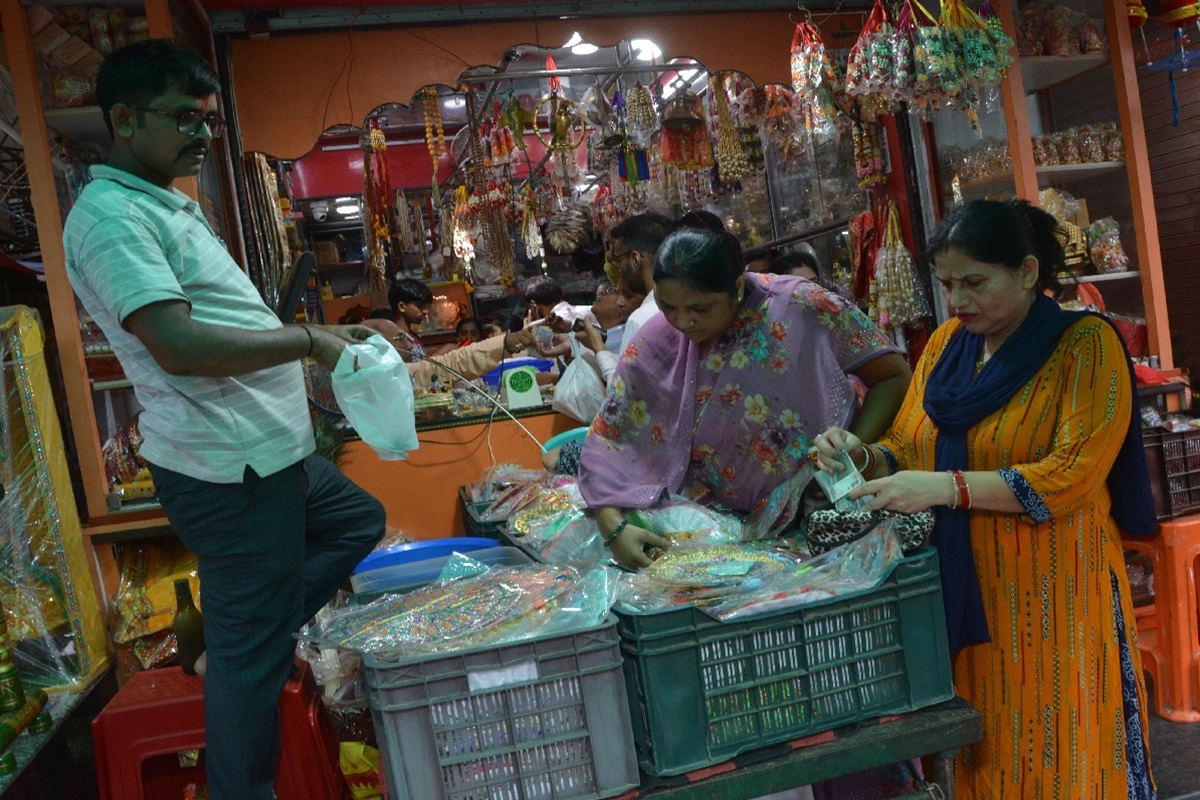 Basant Panchami 2025 Date: वसंत पंचमी को लेकर सजा बाजार,जानें किस दिन होगी सरस्वती की पूजा