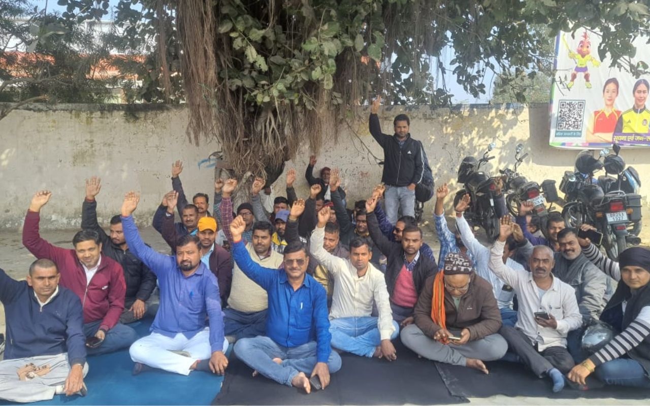 Bihar News: औरंगाबाद में वेतन समेत छह सूत्री मांगों को लेकर हड़ताल पर बैठे एंबुलेंस कर्मी, एंबुलेंस सेवा ठप