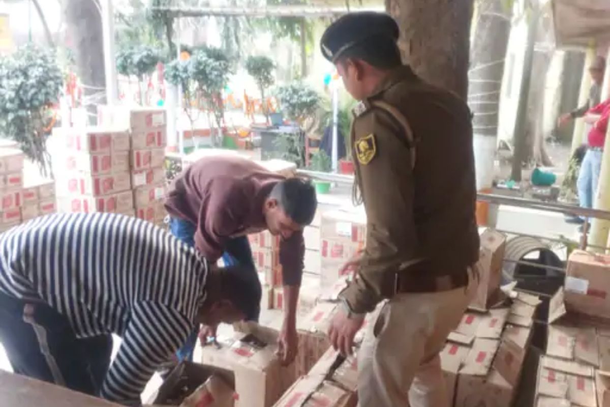 Patna News: ट्रक में छिपाकर लाई जा रही थी 25 लाख की शराब, दो तस्कर गिरफ्तार