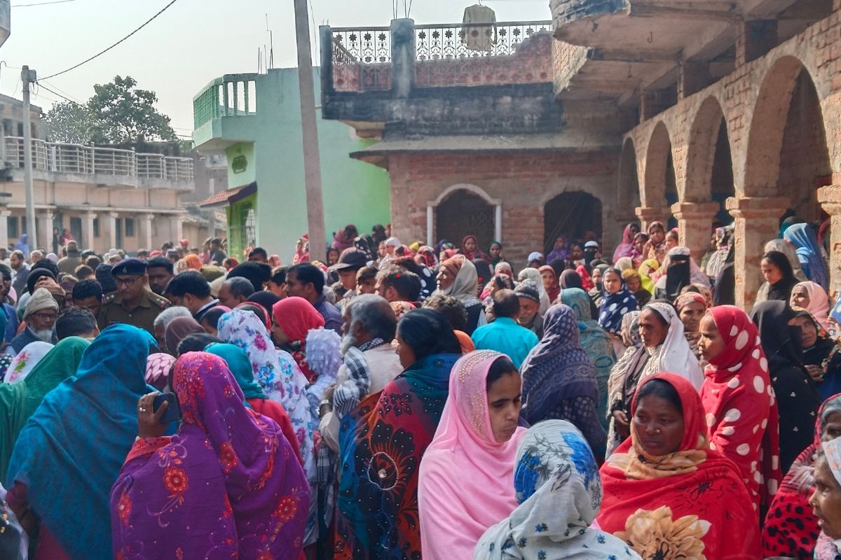 Jharkhand Crime News: घर से बाहर खेलने गयी 4 साल की बच्ची का शव अरहर के खेत से बरामद, सड़क पर उतरे ग्रामीण