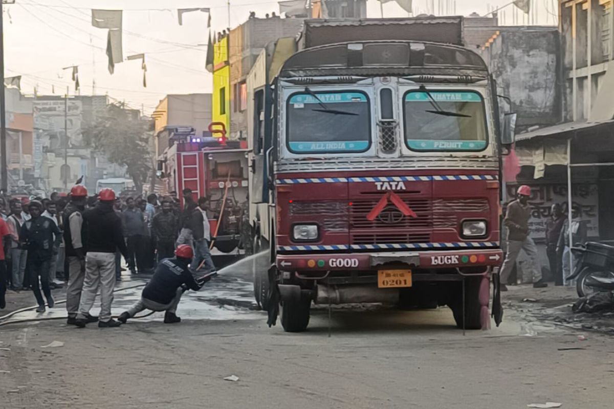 हजारीबाग में चलते ट्रक में अचानक लग गयी आग, मची भगदड़, दर्जनों लोग चोटिल