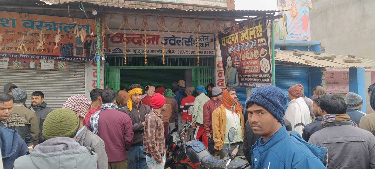 Giridih News :दो ज्वेलरी दुकानों से 26.90 लाख के जेवर व नगदी की चोरी