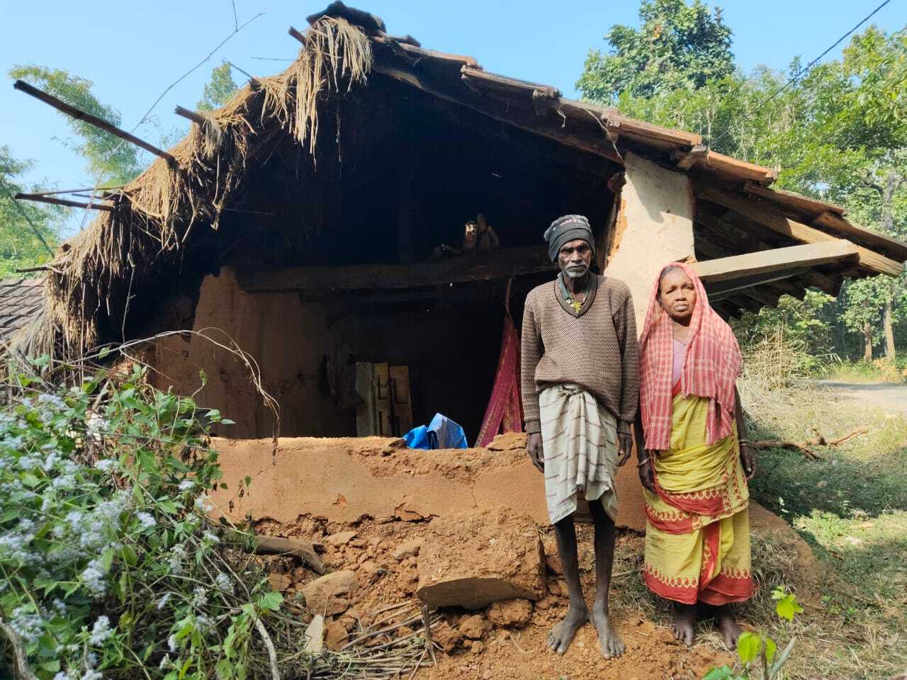 East Singhbhum : गुड़ाबांदा में हाथियों ने घर तोड़ा, दंपती ने भागकर बचायी जान