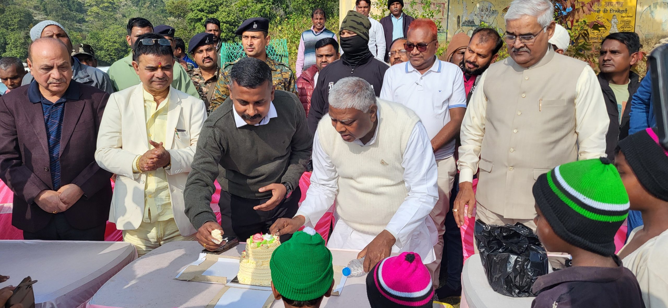 Dhanbad news : एक विधायक ऐसा : नये साल की शुरुआत लुप्त ���्रजाति बिरहोरों संग भोजन कर की