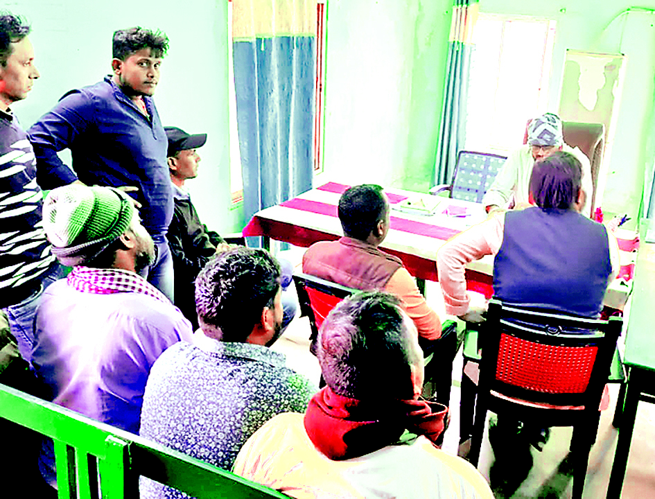 विद्यालय में अतिरिक्त फीस लेने का आरोप, पूर्व छात्रों ने सौंपा ज्ञापन