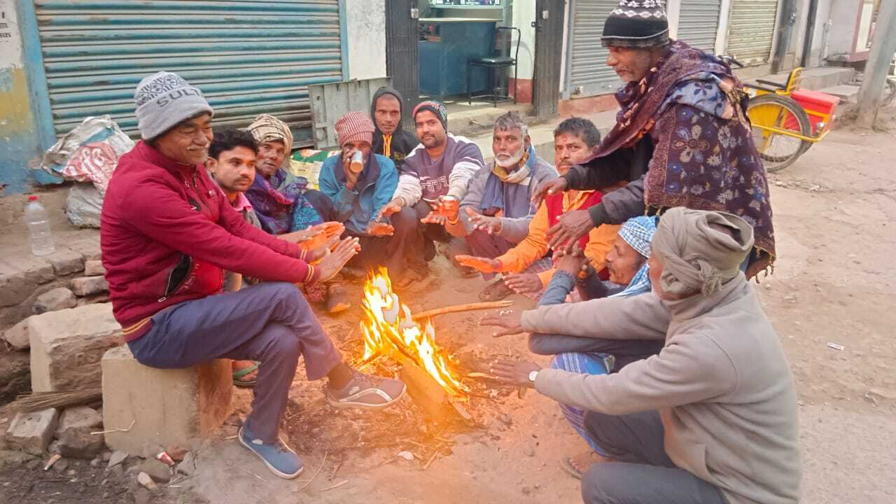 Munger news : बढ़ी ठंड तो कहीं कचरा, तो कहीं खुद के खर्च पर अलाव ताप रहे लोग