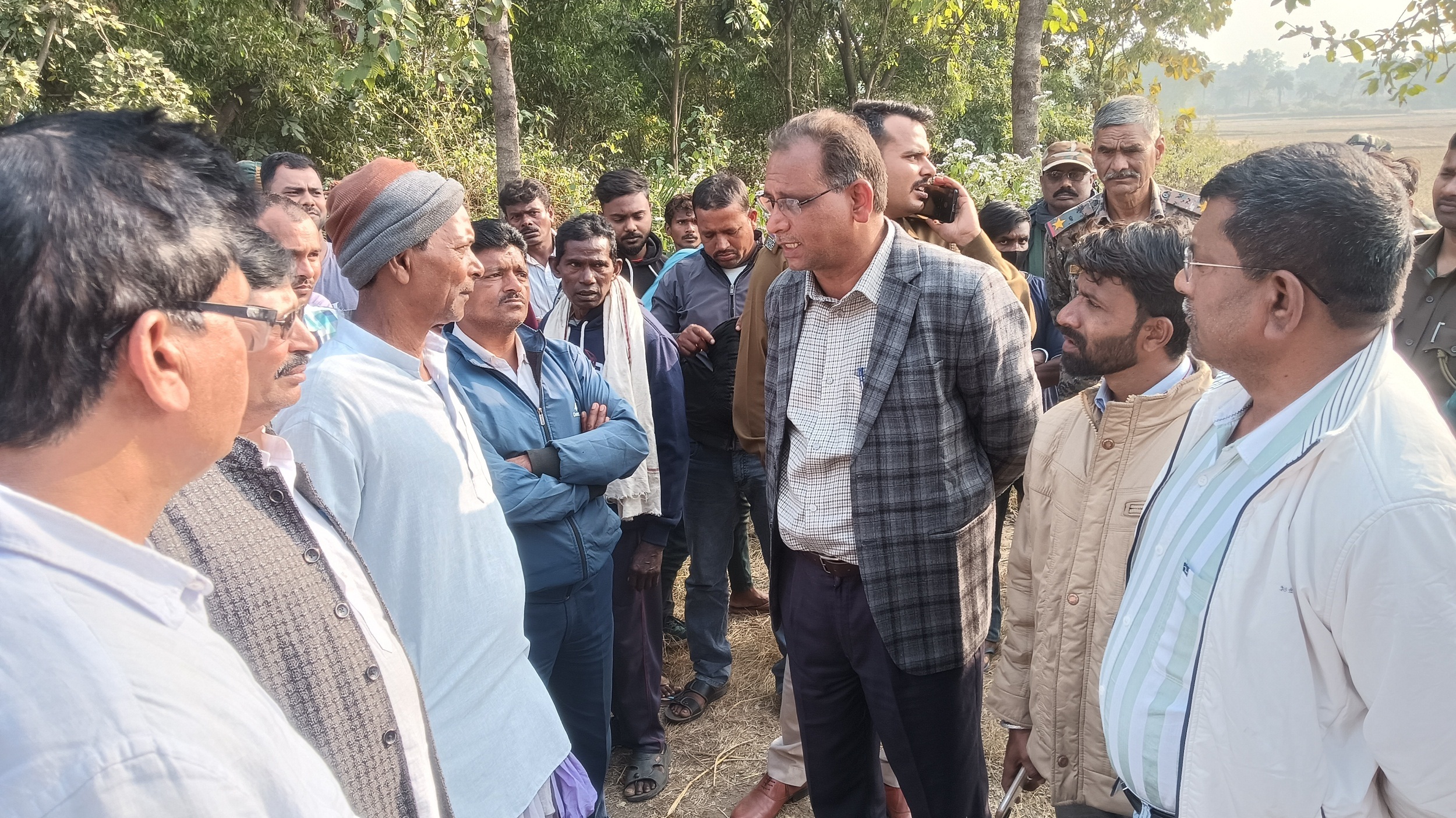 Bokaro News : चंदनकियारी में ट्रक की चपेट में आने से बाइक सवार युवक की मौत, सड़क जाम