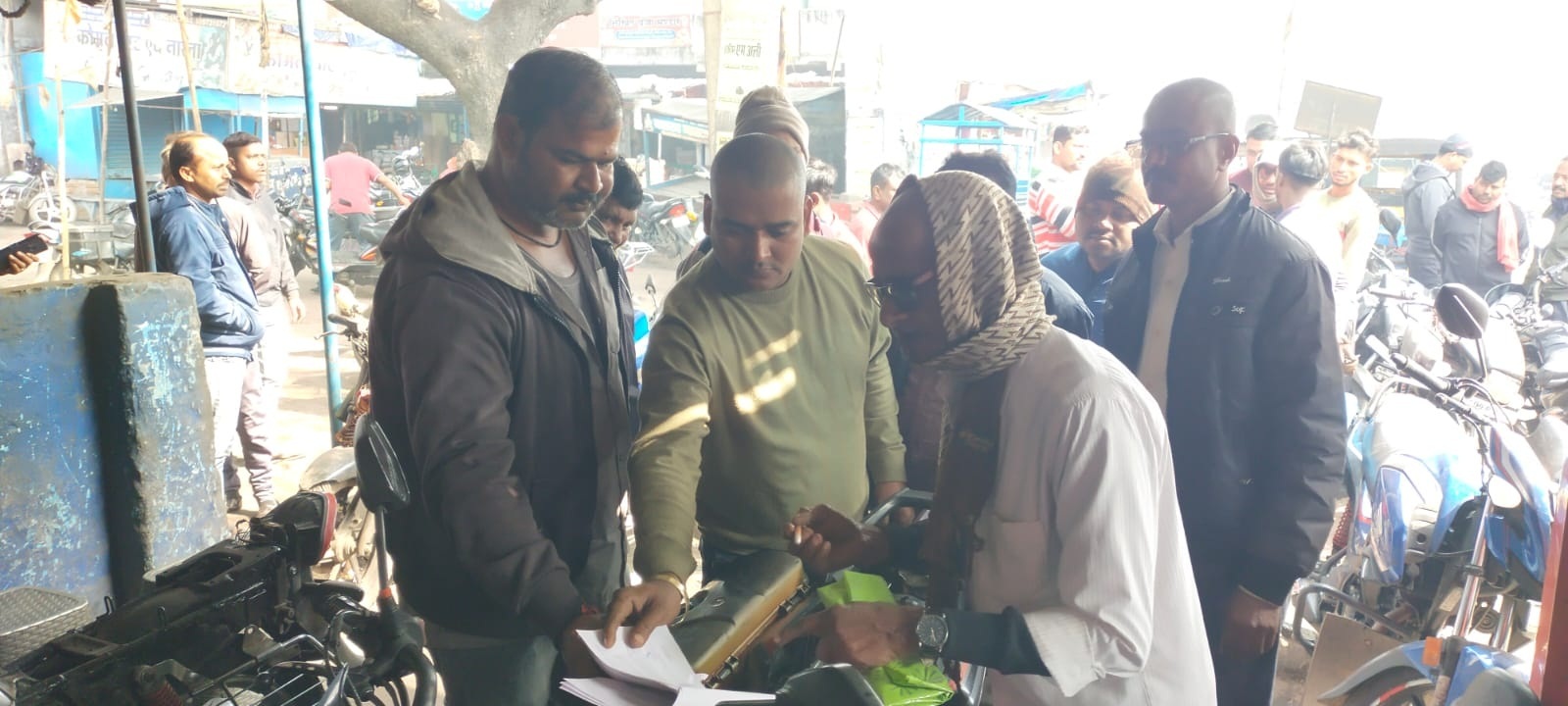 Bokaro News : रेलवे अधिकारियों ने 40 अतिक्रमणकारियों को थमाया नोटिस