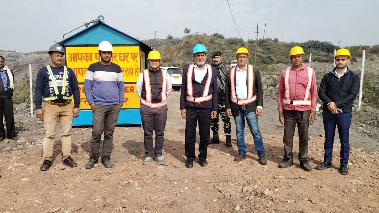 Giridih News :गिरिडीह एसडीएम कोयला उत्पादन प्रक्रिया से हुए अवगत