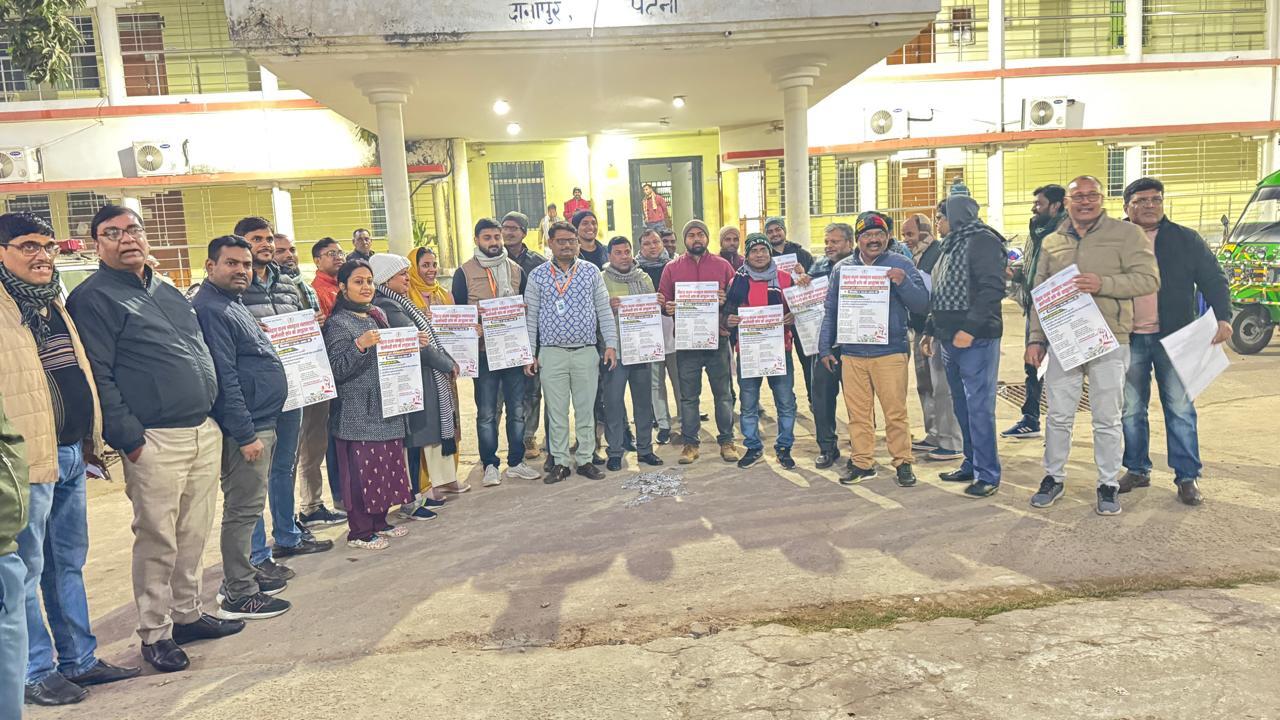 कोर्ट कर्मियों ने विधि विभाग के आदेश की प्रति जला जताया विरोध