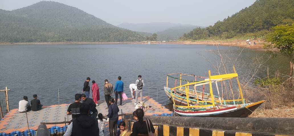 East Singhbhum News : बुरुडीह डैम व धारागिरि झरना में सुविधाएं नहीं, मायूस हो लौट रहे पर्यटक