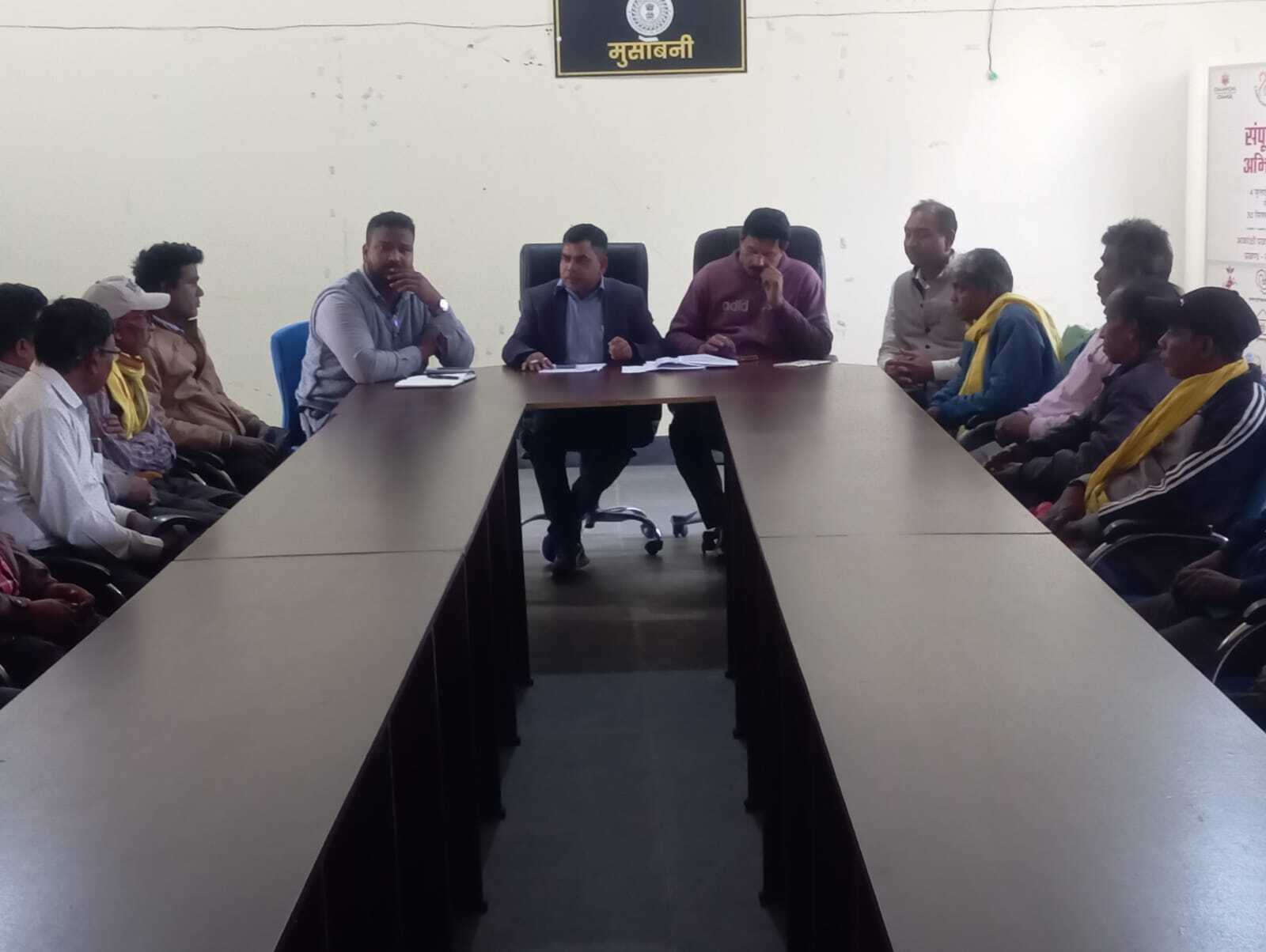 East Singhbhum News : सीओ बोले- हर दिन गांवों में ग्रामसभा कर निर्णय लें; ग्रामीणों ने कहा- हम आपस में बैठक कर बतायेंगे