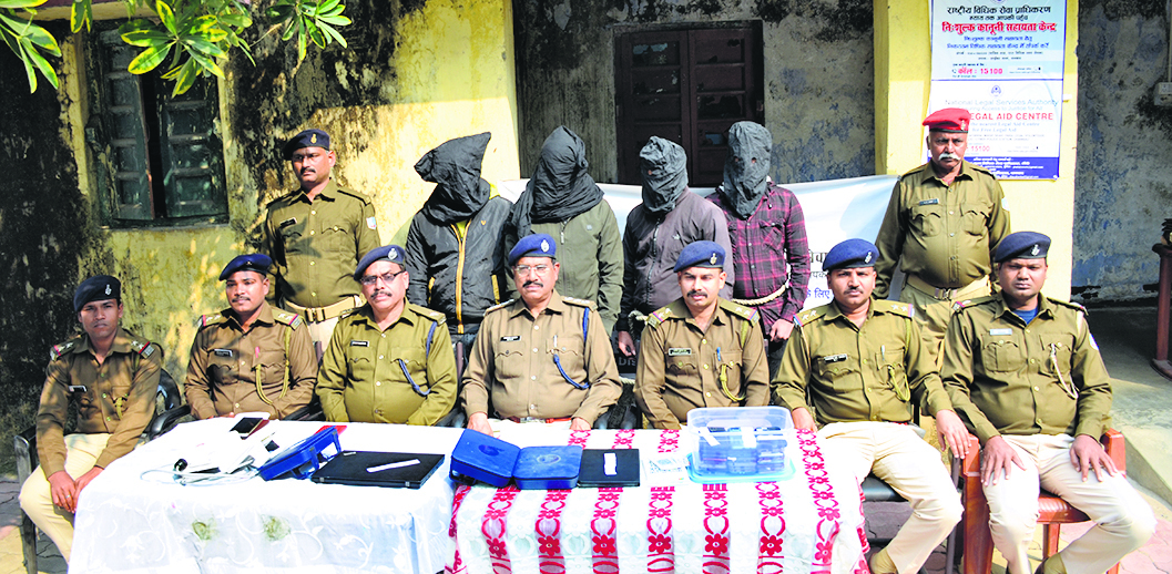 Dhanbad News : तेलंगाना के कुख्यात रेड्डी अन्ना गैंग के लिए काम करते हैं तपोवन कॉलोनी में पकड़े गये साइबर अपराधी